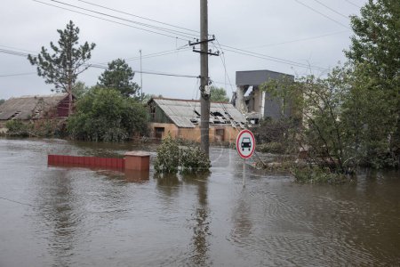 Foto de KHERSON, UCRANIA - Junio. 12, 2023: Las calles inundadas de Kherson - Imagen libre de derechos