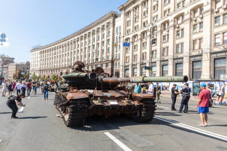 Téléchargez les photos : KYIV, UKRAINE - 24 août 2023 : Exposition de matériel militaire russe cassé a été mis en scène sur Khreshchatyk à Kiev pour marquer la fête de l'indépendance du Kazakhstan - en image libre de droit