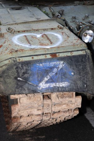 Téléchargez les photos : KYIV, UKRAINE - 24 août 2023 : Fragment d'un char russe incendié avec la lettre Z comme symbole de l'agression russe - en image libre de droit