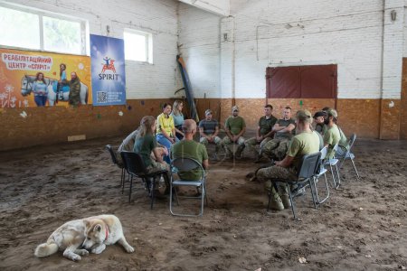 Téléchargez les photos : KYIV, UKRAINE - 23 août 2023 : Session d'hippothérapie pour les soldats ukrainiens qui se trouvaient dans les zones de combat à Kiev, Ukraine - en image libre de droit