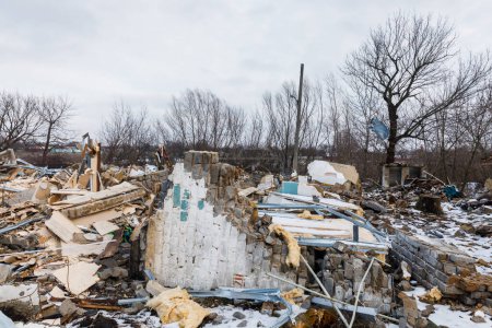 Téléchargez les photos : Le bâtiment du café où a eu lieu le service commémoratif a été détruit par une attaque de missiles le 5 octobre 2023 dans le village de Groza, district de Kupyanskiy, région de Kharkiv, Ukraine - en image libre de droit