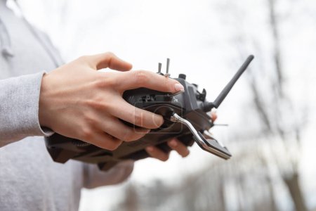 Téléchargez les photos : LVIV, UKRAINE - 11 février 2024 : Une jeune femme étudie pour piloter un drone FPV à l'aide d'une télécommande - en image libre de droit
