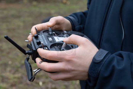 Téléchargez les photos : LVIV, UKRAINE - 11 février 2024 : Un jeune homme est vu commander le vol d'un drone FPV à l'aide d'une télécommande lors d'une séance d'entraînement au vol autodirigée - en image libre de droit