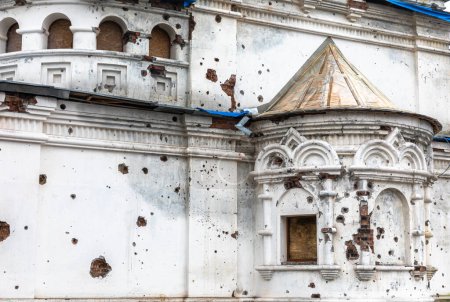 Die Narben des Krieges. Spuren von Kugeln und Granatsplittern sind an den Wänden des Tempels in Swjatogirsk, Gebiet Donezk, Ukraine, zu sehen