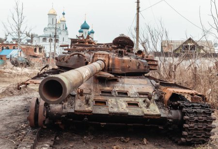 Guerre en Ukraine. Un char russe incendié est vu dans la rue de Svyatogirsk, dans la région de Donetsk, en Ukraine, sur fond d'églises