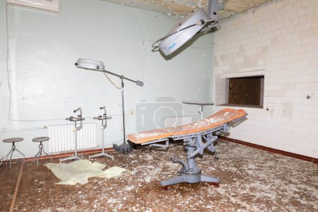 Téléchargez les photos : SIVERSK, DONETSK REG., UKRAINE - mars 10, 2024 : Un hôpital détruit est vu à Siversk à la suite d'un bombardement constant de l'artillerie par l'armée russe. - en image libre de droit