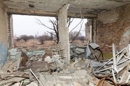 Téléchargez les photos : SIVERSK, DONETSK REG., UKRAINE - mars 10, 2024 : Un hôpital détruit est vu à Siversk à la suite d'un bombardement constant de l'artillerie par l'armée russe. - en image libre de droit