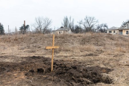 Téléchargez les photos : SIVERSK, DONETSK REG., UKRAINE - mars 2024 : En raison des bombardements constants, les habitants morts de Siversk sont maintenant enterrés juste à côté de l'hôpital. Il y a déjà 20 tombes ici, 6 au cours des deux dernières semaines - en image libre de droit
