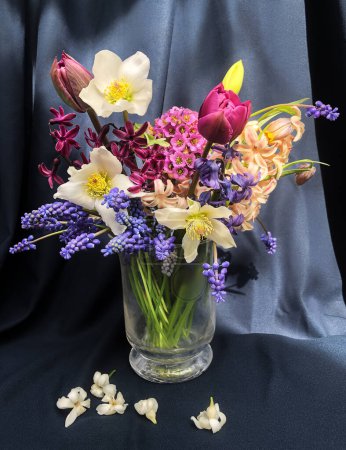 Romantisches Bouquet der ersten Gartenblumen in einer Vase. Die Kunst, Blumen zu arrangieren