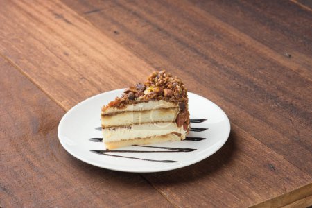 Téléchargez les photos : Gâteau sur fond en bois - en image libre de droit