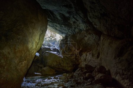 Foto de Dentro de la cueva Cetatile Ponorului profundamente dentro del sistema kárstico, con ríos subterráneos y manantiales - Imagen libre de derechos