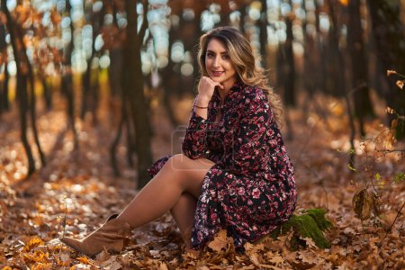 Téléchargez les photos : Plus la taille belle femme dans une forêt de chênes à la fin de l'automne - en image libre de droit