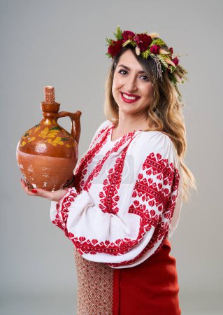 Foto de Mujer joven en traje tradicional rumano vintage popular, aislado sobre fondo gris - Imagen libre de derechos