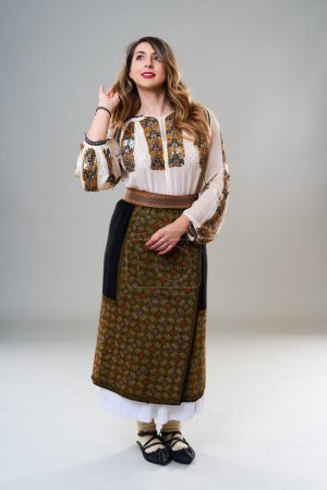 Foto de Mujer joven en traje tradicional rumano vintage popular, aislado sobre fondo gris - Imagen libre de derechos