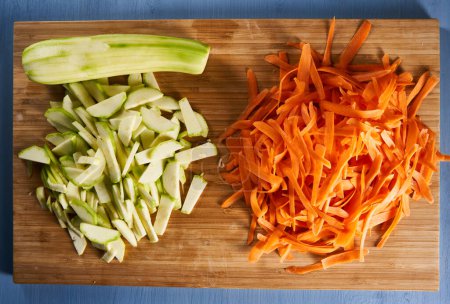 Foto de Marrow and carrot chopped and shredded on a chopping board, closeup shot - Imagen libre de derechos