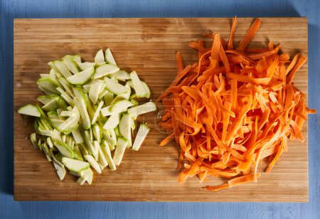 Téléchargez les photos : Marrow and carrot chopped and shredded on a chopping board, closeup shot - en image libre de droit