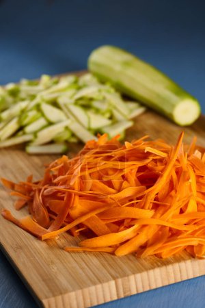 Téléchargez les photos : Marrow and carrot chopped and shredded on a chopping board, closeup shot - en image libre de droit