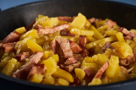 Téléchargez les photos : Potatoes and ham in a wok, freshly cooked - en image libre de droit
