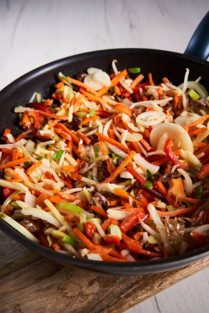 Foto de Stir fry frozen vegetables in the wok - Imagen libre de derechos