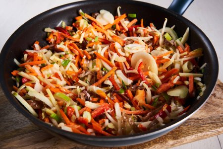 Foto de Stir fry frozen vegetables in the wok - Imagen libre de derechos