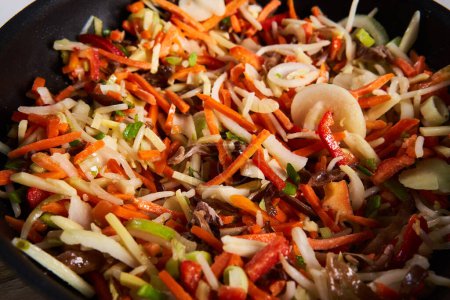Téléchargez les photos : Stir fry frozen vegetables in the wok - en image libre de droit