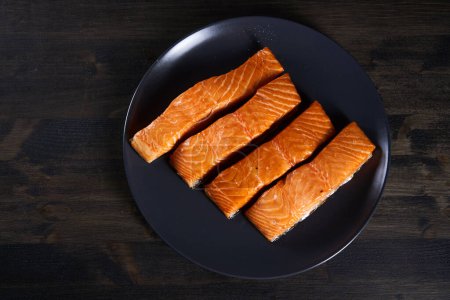 Téléchargez les photos : Smoked salmon steaks in closeup on wooden board - en image libre de droit