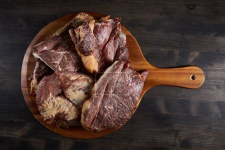 Téléchargez les photos : Viande de porc fumée sur une planche de bois - en image libre de droit