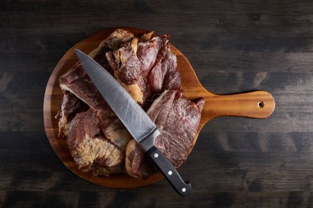Téléchargez les photos : Viande de porc fumée sur une planche de bois - en image libre de droit