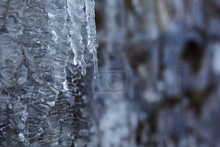 Téléchargez les photos : Gros plan des glaces sur le mur de montagne en hiver - en image libre de droit