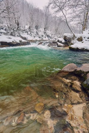Téléchargez les photos : Rivière aux eaux azur en hiver - en image libre de droit