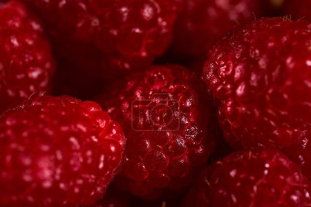 Téléchargez les photos : Closeup of raspberries on a wooden cutting board - en image libre de droit