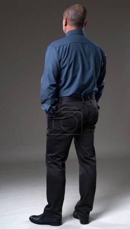 Foto de Full body portrait of a mature businessman seen from the back - Imagen libre de derechos