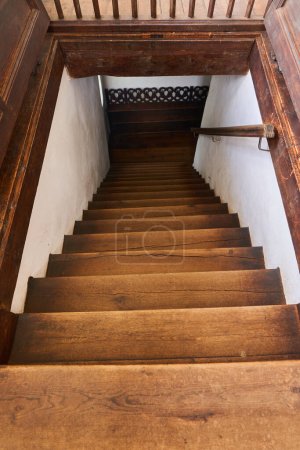 Foto de Escalera interior de madera con escaleras de madera de roble en una casa vintage - Imagen libre de derechos