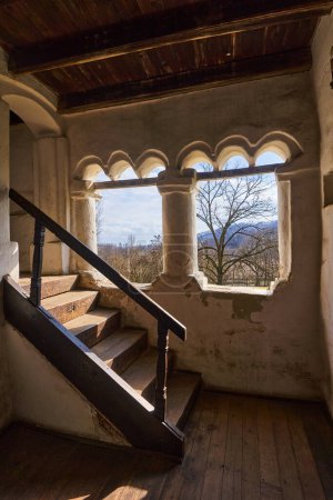 Téléchargez les photos : Escalier intérieur en bois avec escalier en bois de chêne dans une maison vintage - en image libre de droit