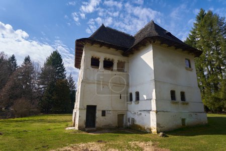 Foto de MALDARESTI, RUMANIA - 08 DE MARZO DE 2023: El edificio Cula, una fortaleza señorial utilizada por los nobles medievales rumanos - Imagen libre de derechos