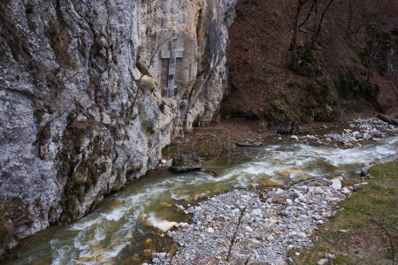 Téléchargez les photos : Paysage avec une rivière qui coule dans un canyon de montagne - en image libre de droit