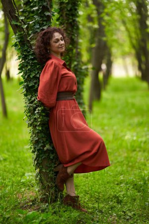 Téléchargez les photos : Portrait franc d'une belle femme bouclée mature dans le parc - en image libre de droit