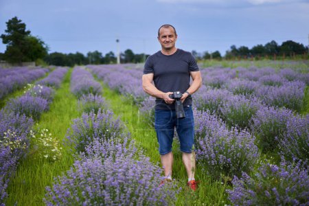 Téléchargez les photos : Photographe de nature professionnel avec prise de vue sur un magnifique champ de lavande en fleurs en juillet - en image libre de droit