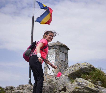 Foto de Mujer caminando por un sendero, llegando a la cima de Negoiu, la segunda montaña más alta de Rumania - Imagen libre de derechos