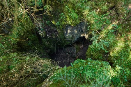 Téléchargez les photos : Grotte sombre formée en millions d'années dans les montagnes de calcaire - en image libre de droit