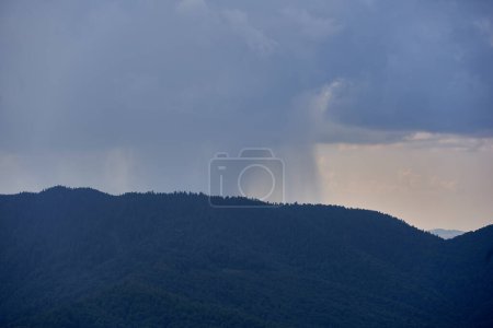 Téléchargez les photos : Paysage avec rideaux de fortes pluies torrentielles dans les montagnes - en image libre de droit