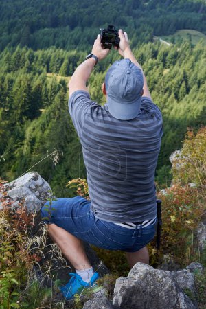 Foto de Caminante descansando en la cima de la montaña con una hermosa vista - Imagen libre de derechos