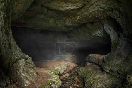 Landschaft aus einer vom Wasser gegrabenen Höhle in den Kalksteinbergen