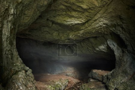 Foto de Paisaje de una cueva excavada por el agua en las montañas de piedra caliza - Imagen libre de derechos