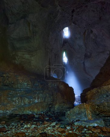 Téléchargez les photos : Paysage d'une grotte creusée par l'eau dans les montagnes calcaires - en image libre de droit