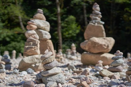 Téléchargez les photos : Galets et pierres de rivière disposés en tours sur le rivage - en image libre de droit
