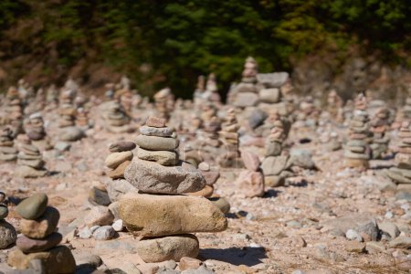Foto de Guijarros de río y piedras dispuestas en estructuras de torre en la orilla - Imagen libre de derechos