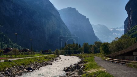 Téléchargez les photos : Paysage avec une rivière qui coule vers les montagnes - en image libre de droit