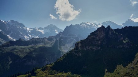 Foto de Paisaje con los Alpes suizos en un día soleado - Imagen libre de derechos