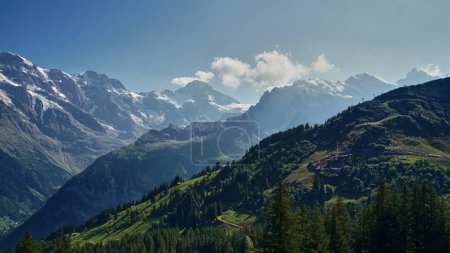 Téléchargez les photos : Paysage dans les Alpes suisses par une journée ensoleillée - en image libre de droit